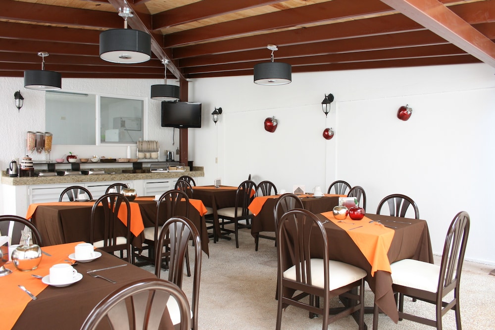 DEL MARQUES HOTEL AND SUITES 43/53