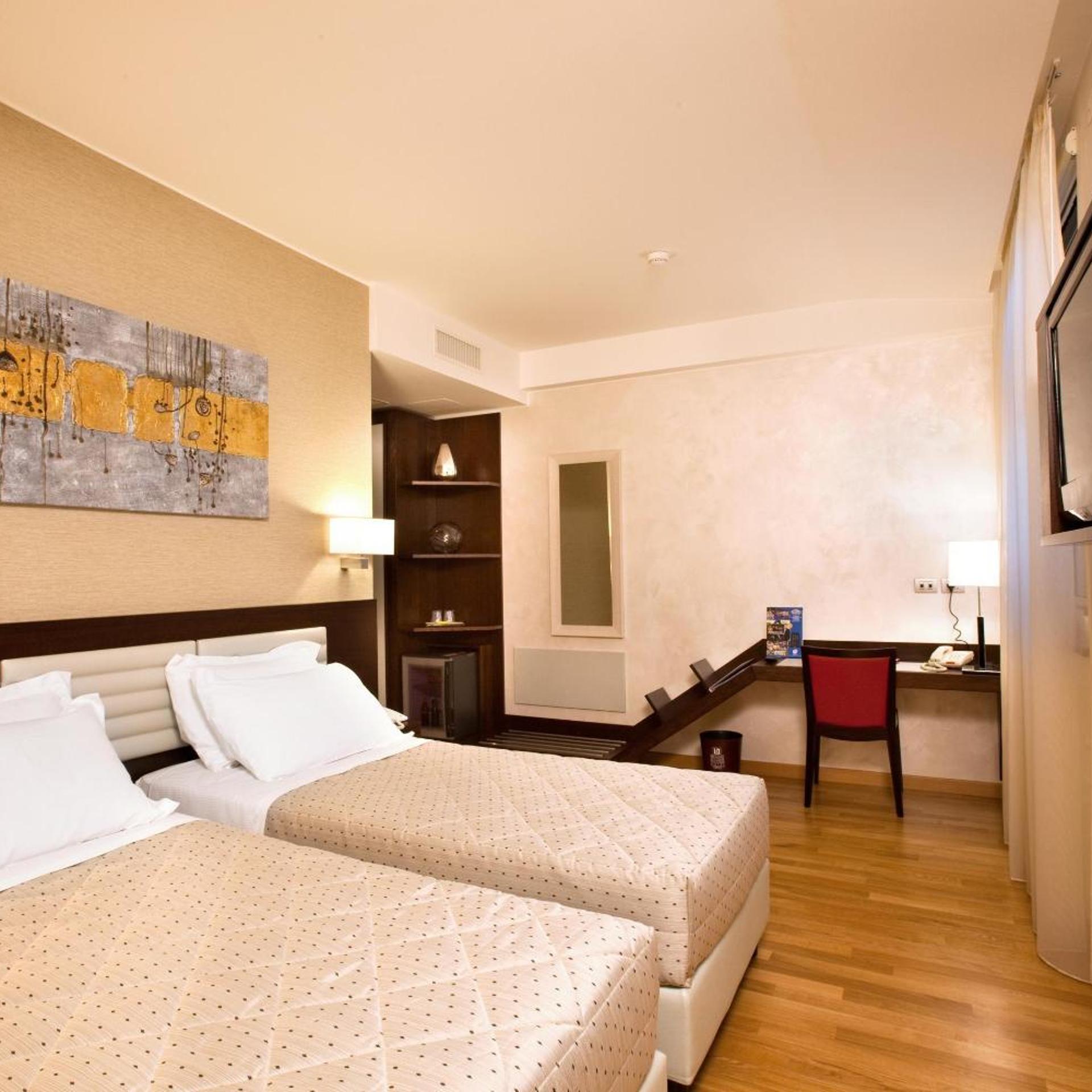 Room, Double or Twin Bed, BREAKING BUSINESS HOTEL 3/5