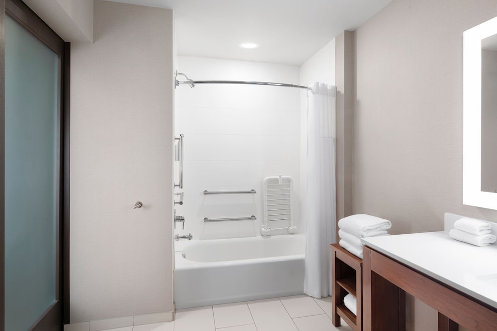 غرفة بسرير كينج لذوي الإعاقة، Courtyard by Marriott Seattle SeaTac Airport 6/6