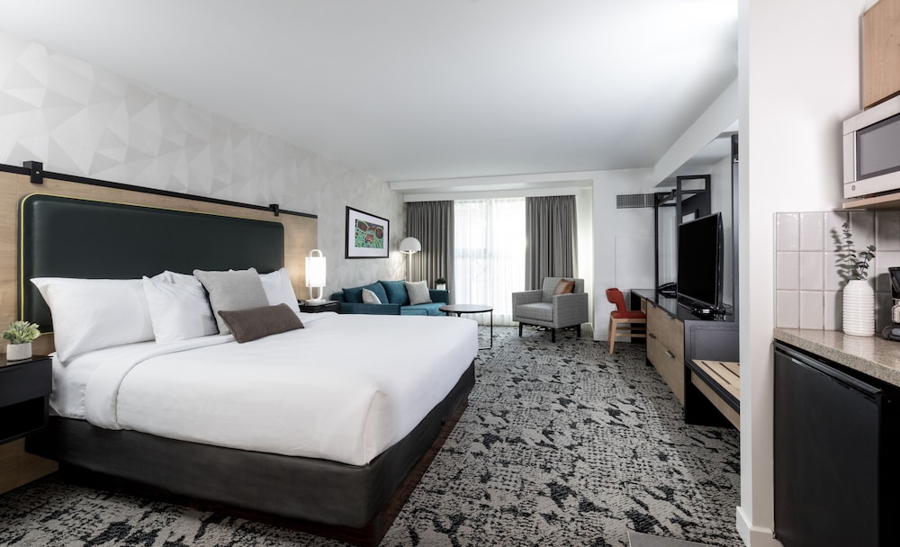 DELUXE, STUDIO, SUITE, KITCHENETTE