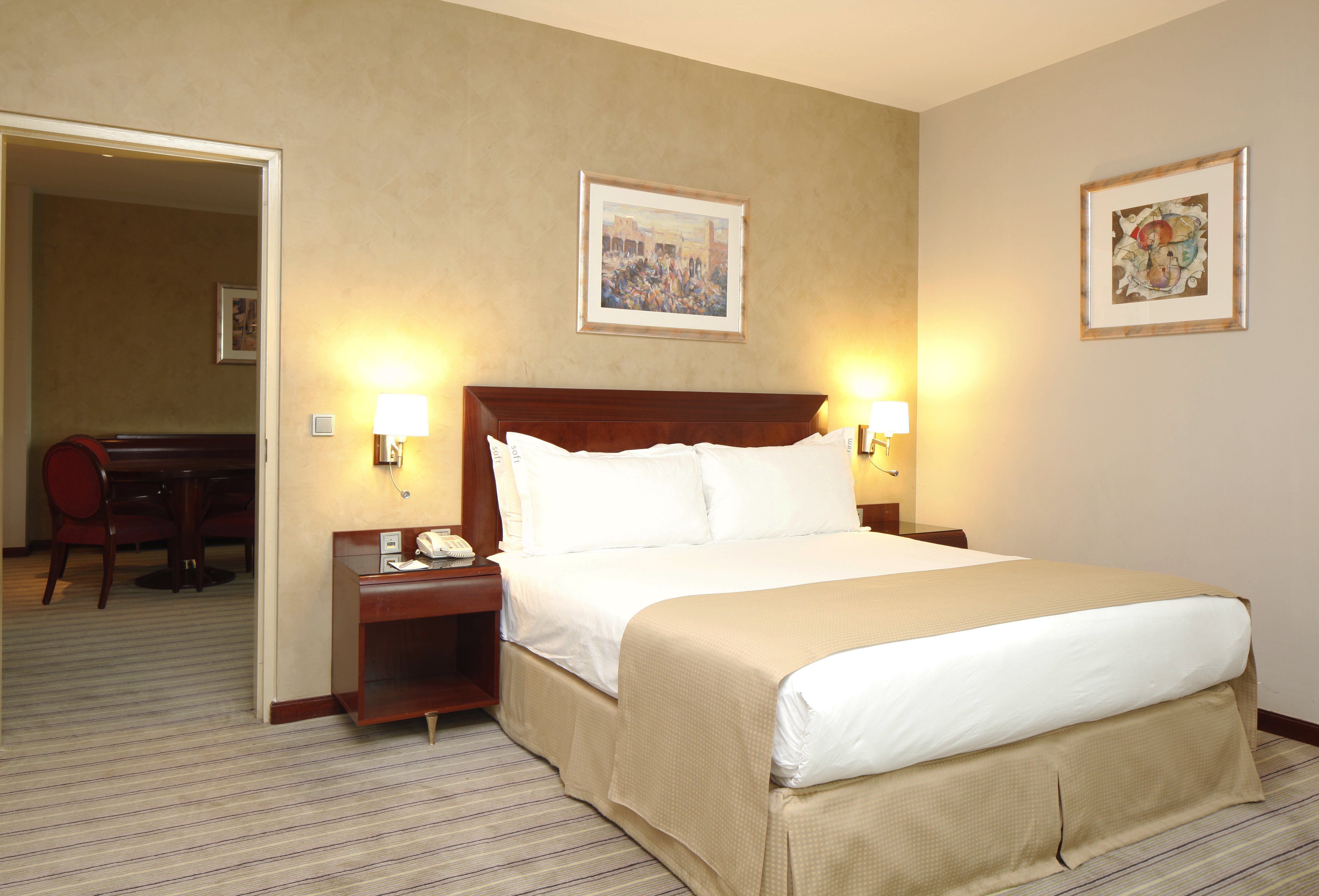 Junior Suite, King Bed, Holiday Inn Olaya 1/2