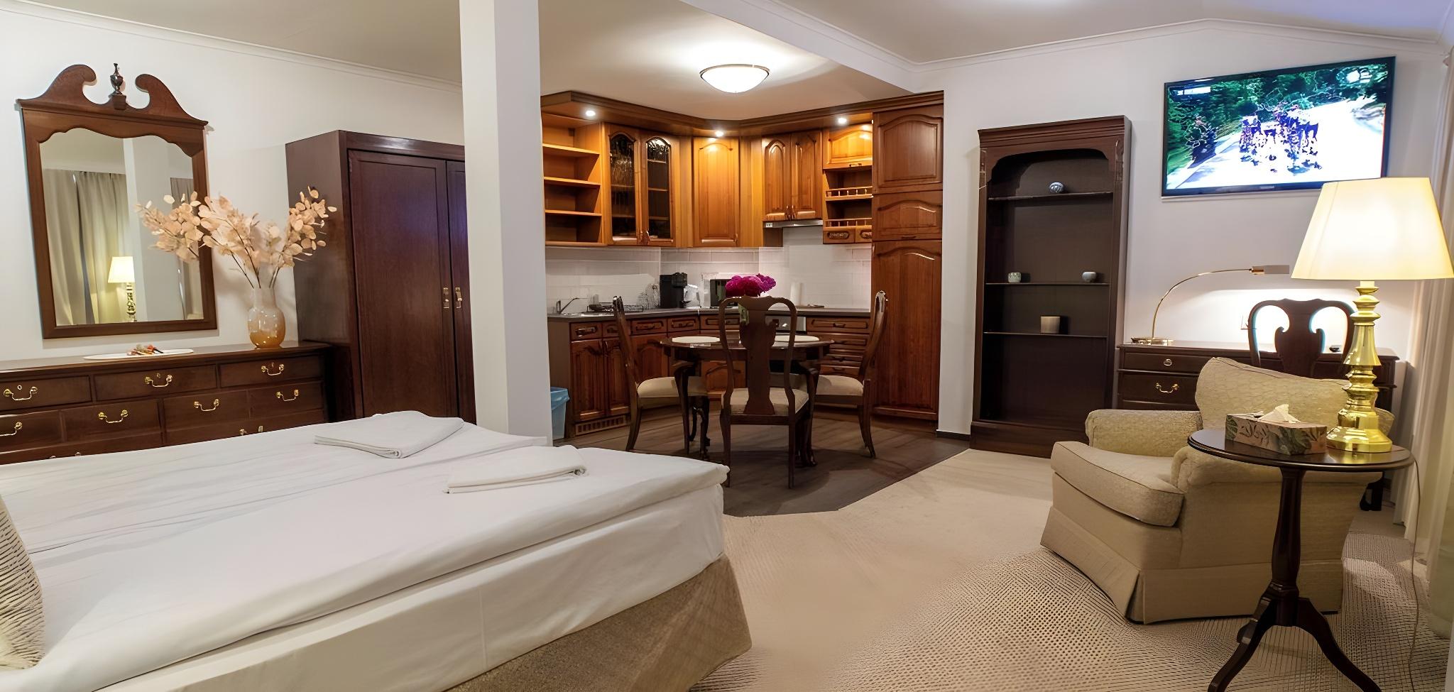 Grand, Studio, King Bed, No Elevator