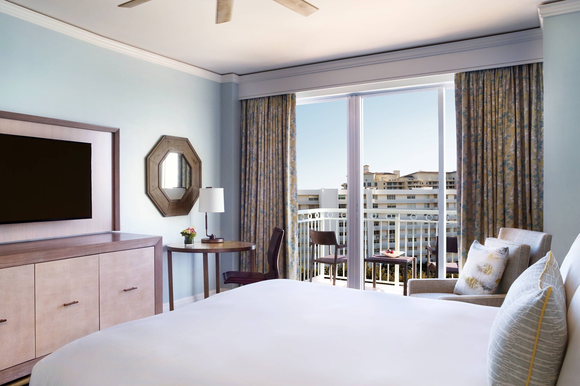 جناح تنفيذي بشرفة بغرفة نوم واحدة بإطلالة جزئية على البحر، The Ritz Carlton Key Biscayne 3/10