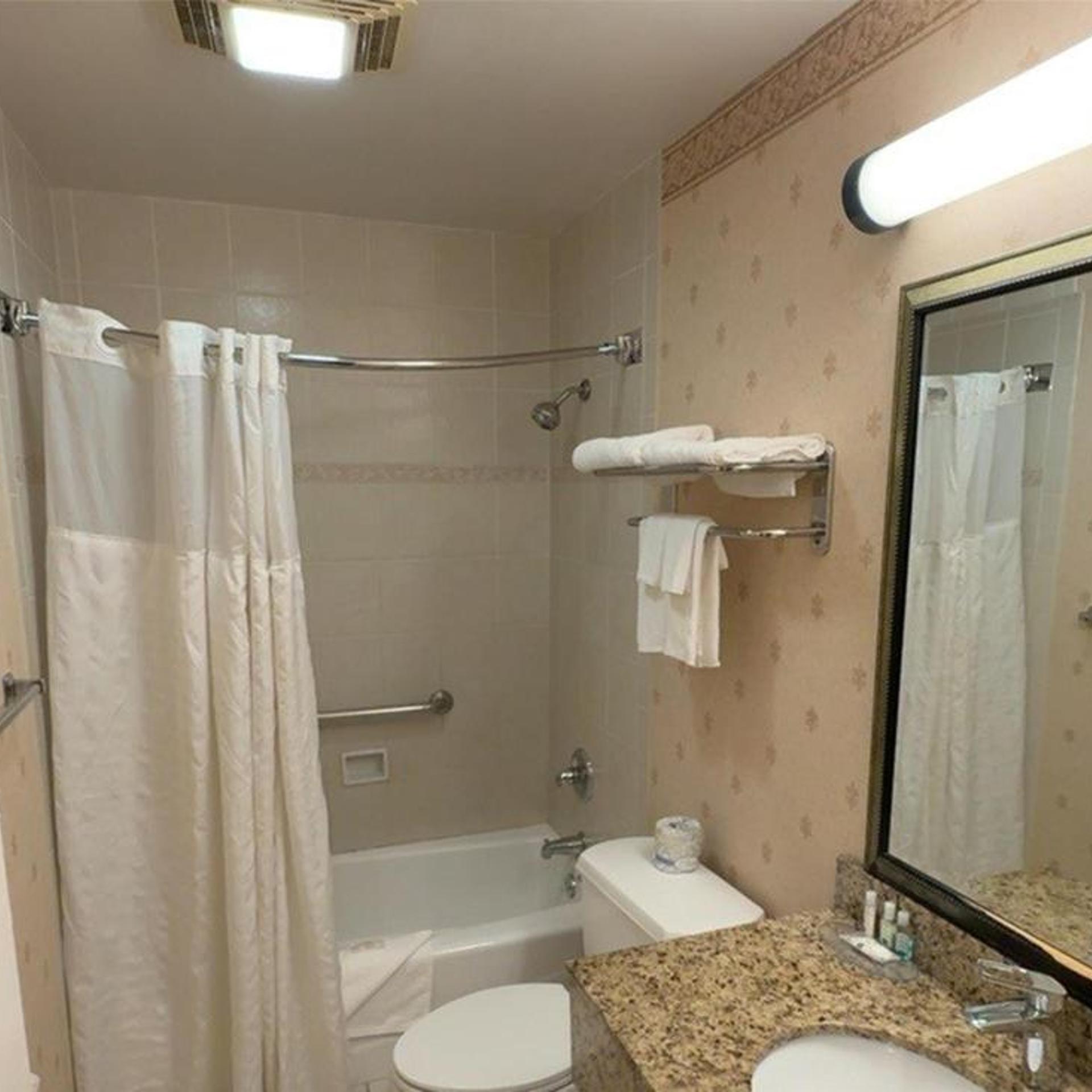 غرفة كبيرة بسرير كينج بشرفة مع أريكة، SureStay by Best Western Sunnyvale Silicon Valley 3/4