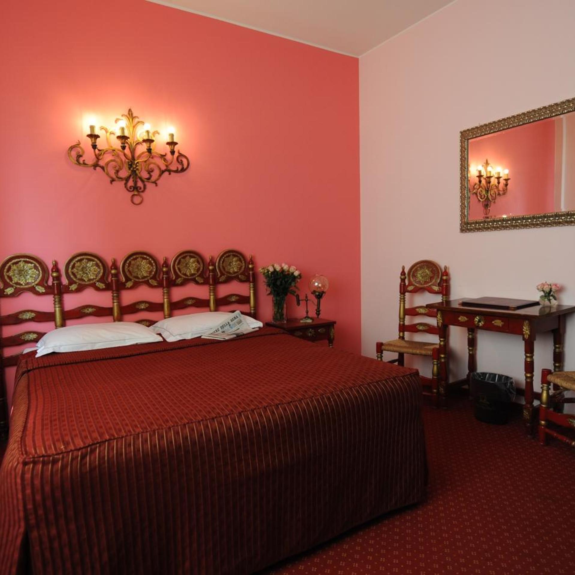 ROOM, DOUBLE BED