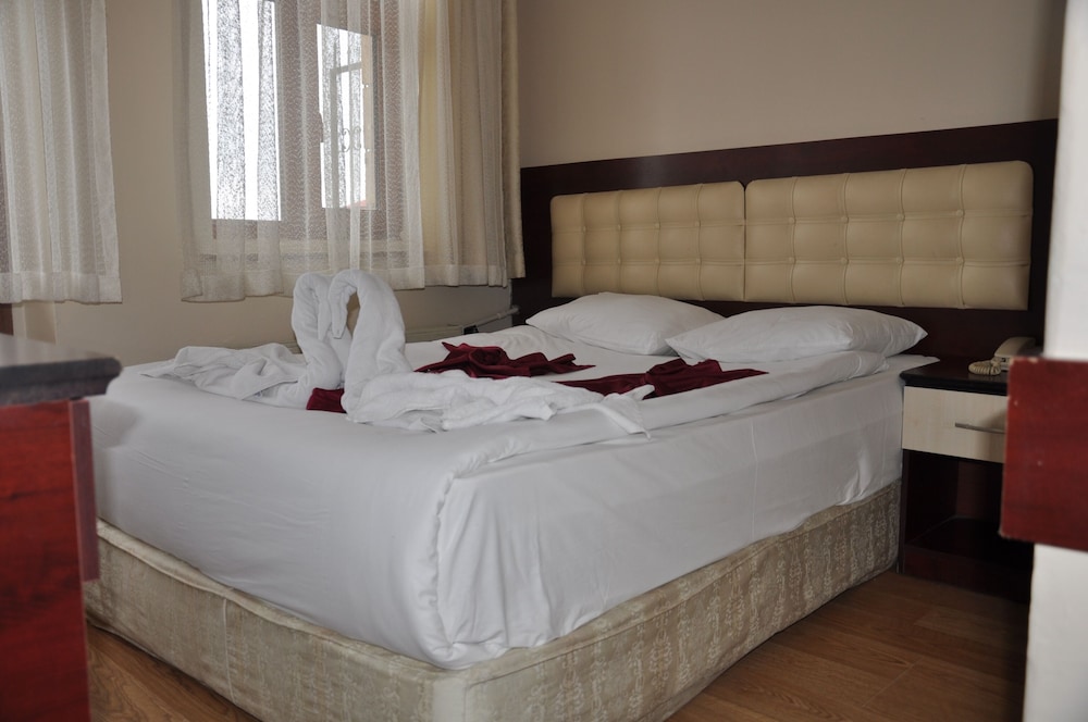 ROOM, DOUBLE BED