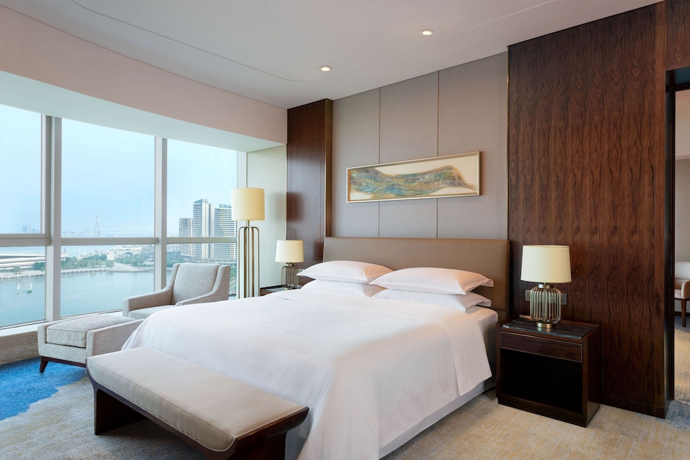 Club, Suite, King Bed, Sea View