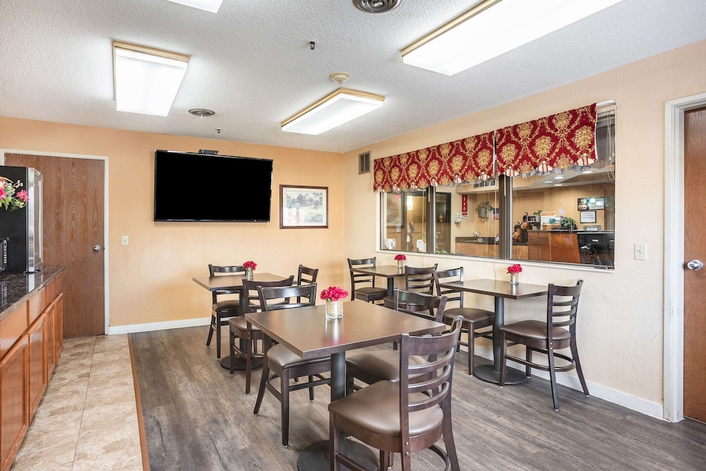 Econo Lodge Princeton 36/43