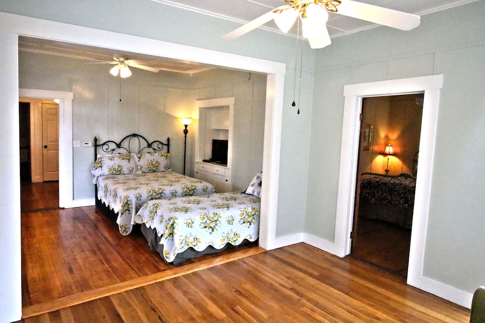 Peach Tree Inn & Suites 34/67