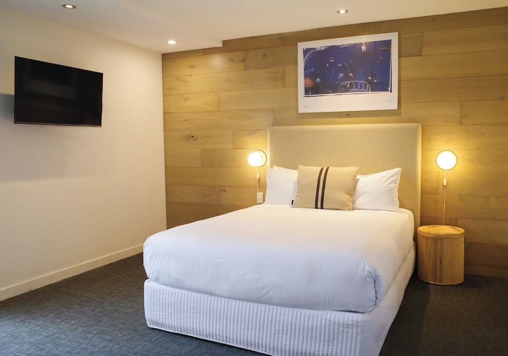 DELUXE, QUEEN BED, BALCONY