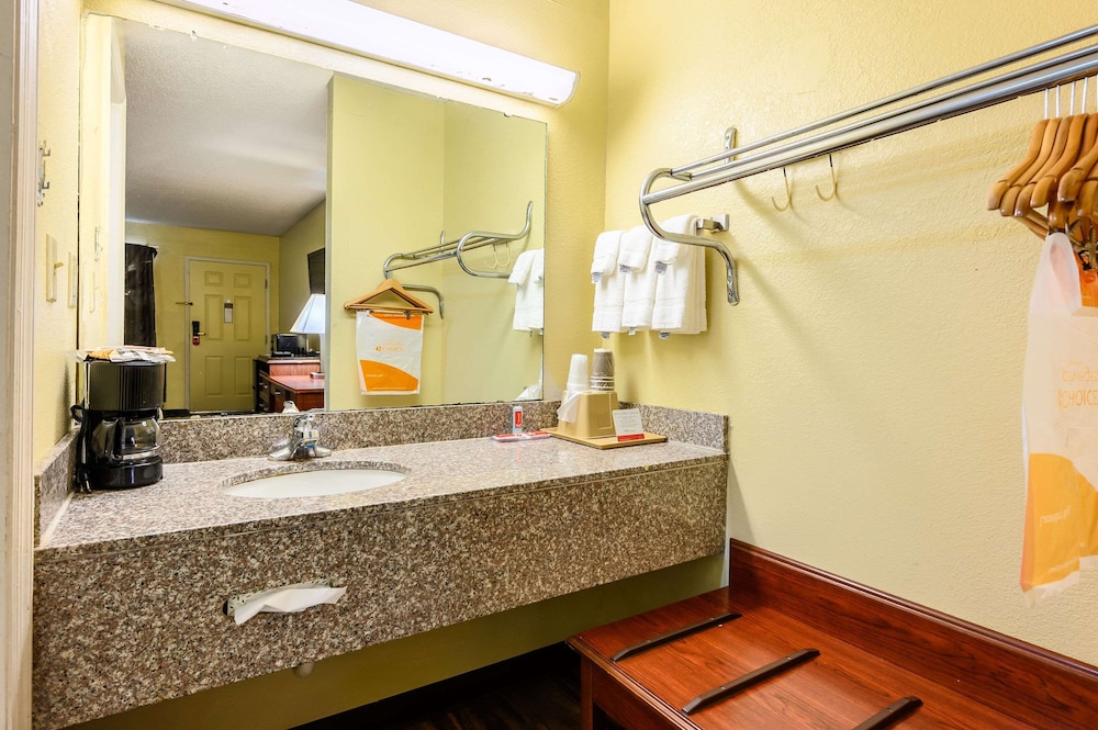 Econo Lodge Athens I-65 11/49