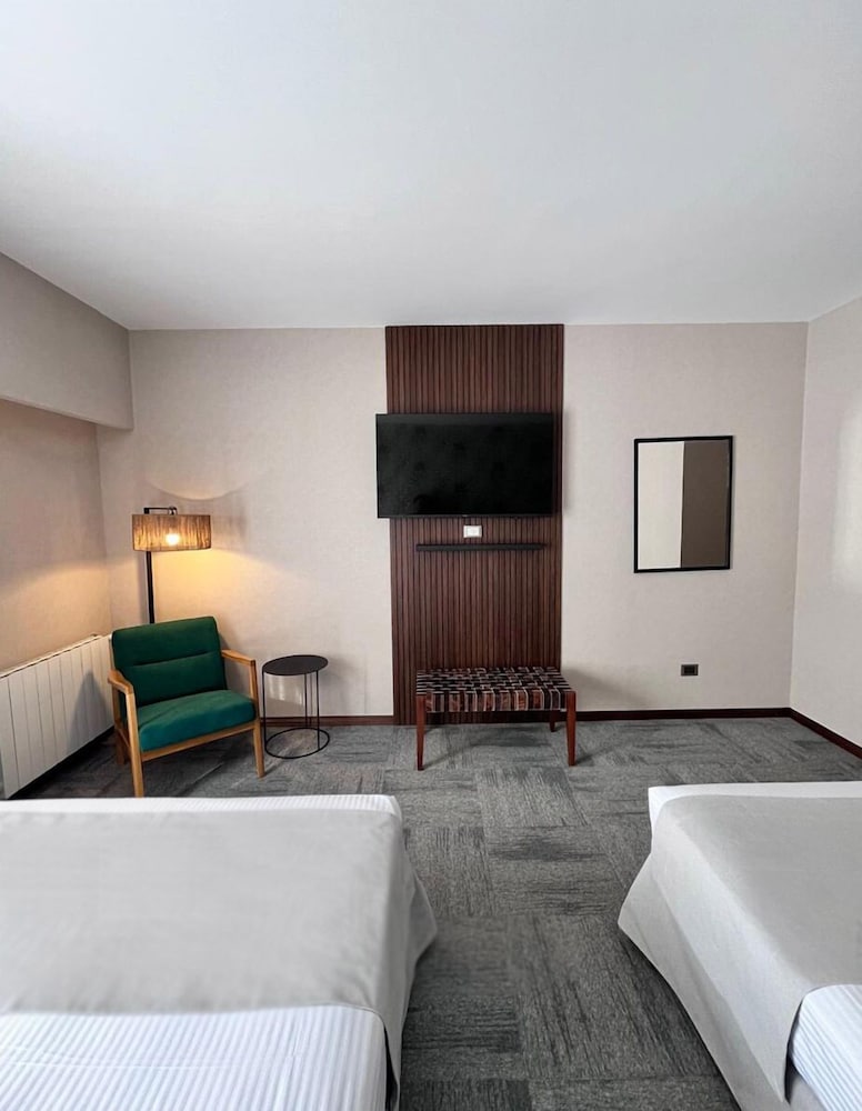 Cerro Calafate Hotel 11/30