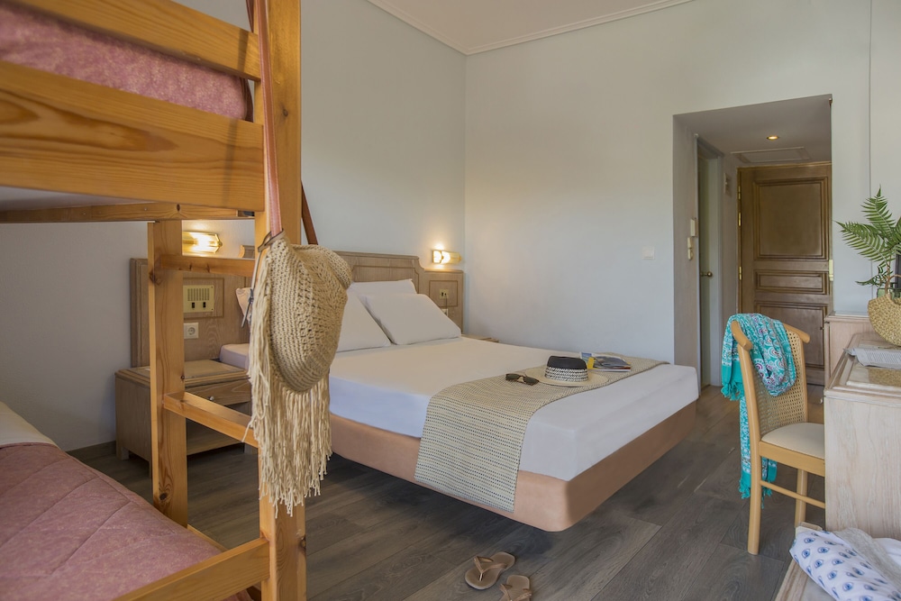 Golden Coast Hotel and Bungalows 22/75