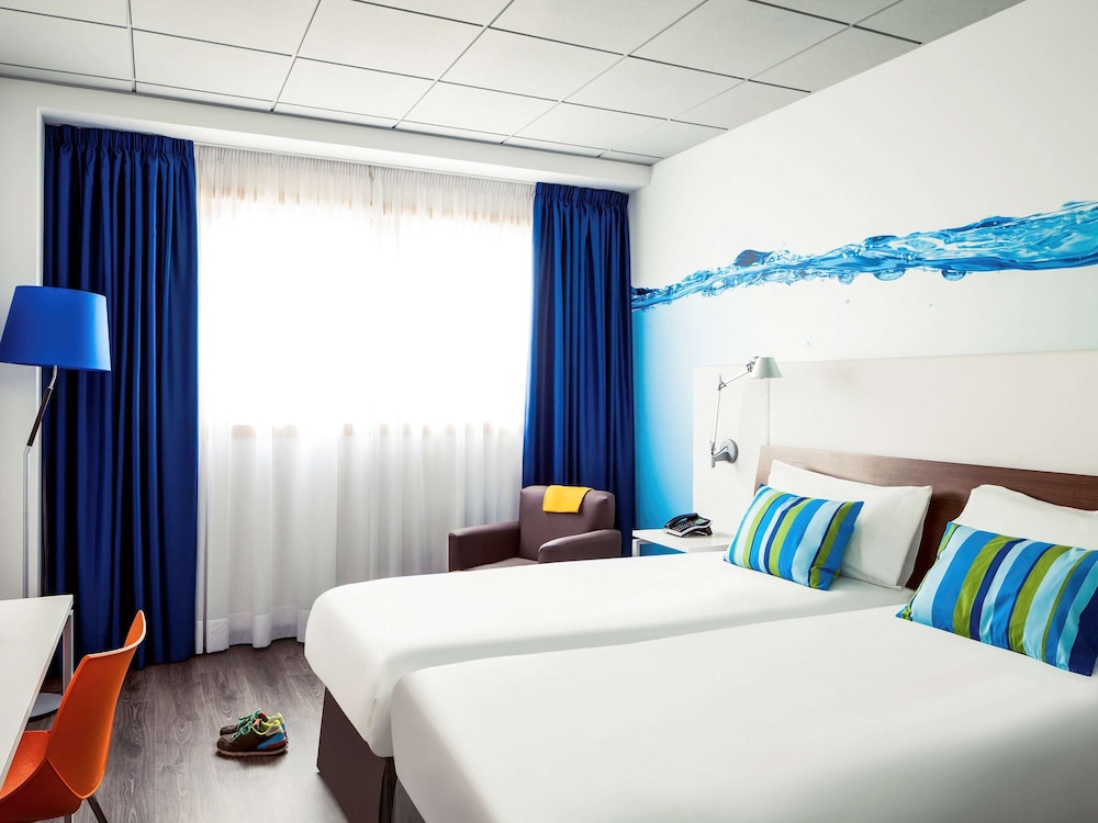ROOM, TWIN BEDS