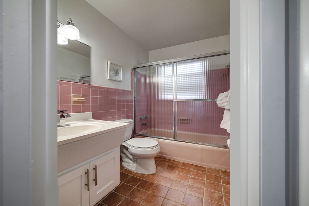1 BEDROOM, STUDIO, SUITE, KING BED