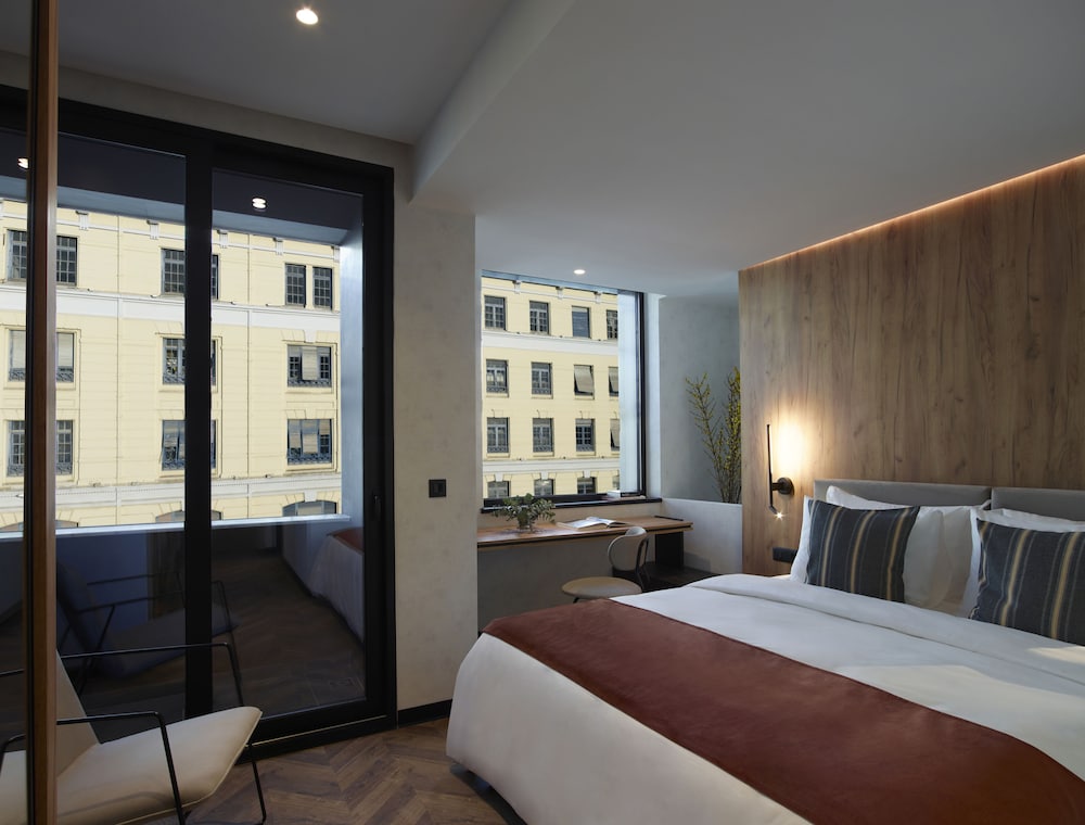 Port, Queen Bed, Lateral Side Sea View, Balcony