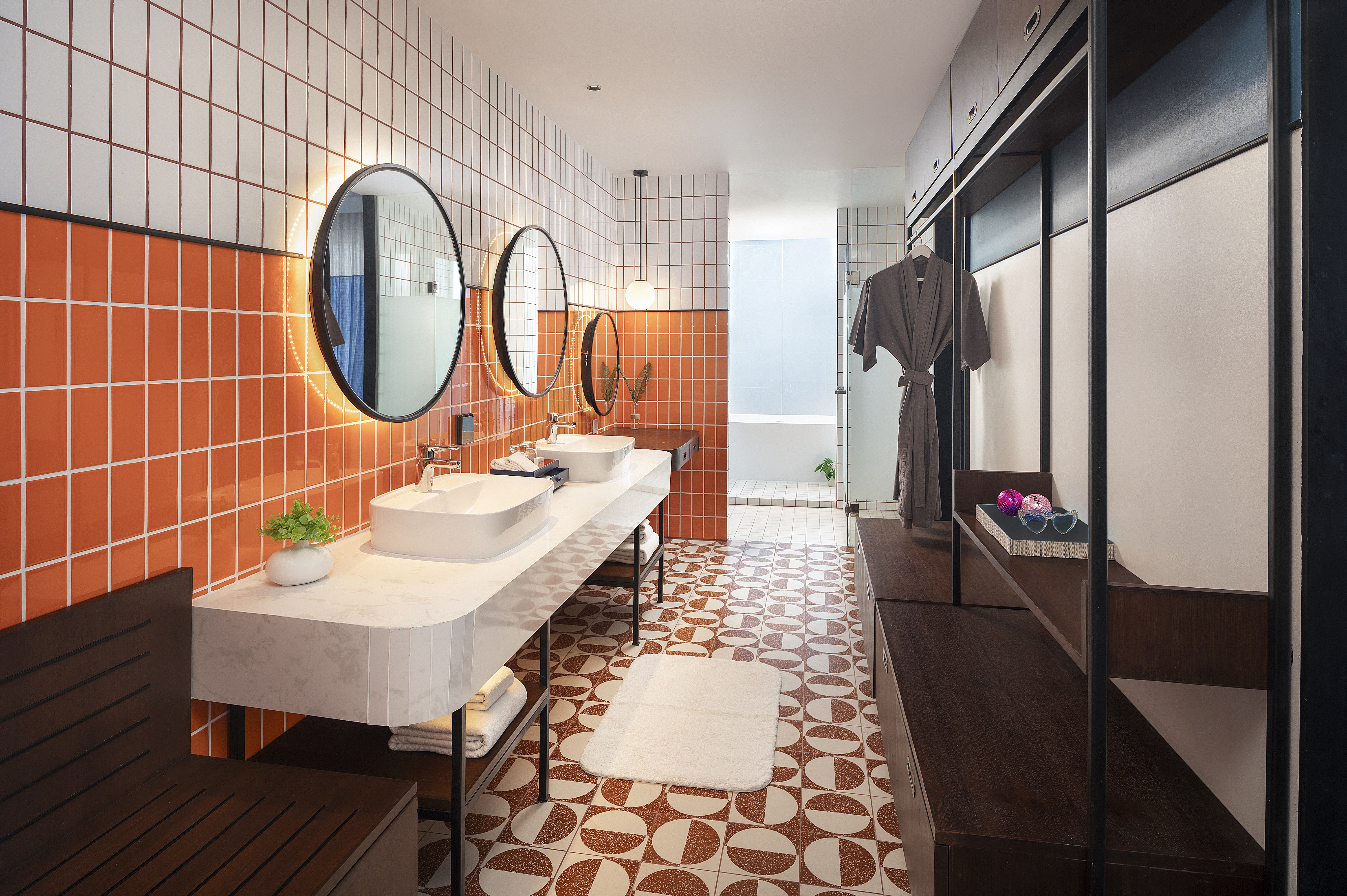 Groovy, Suite, Sea View