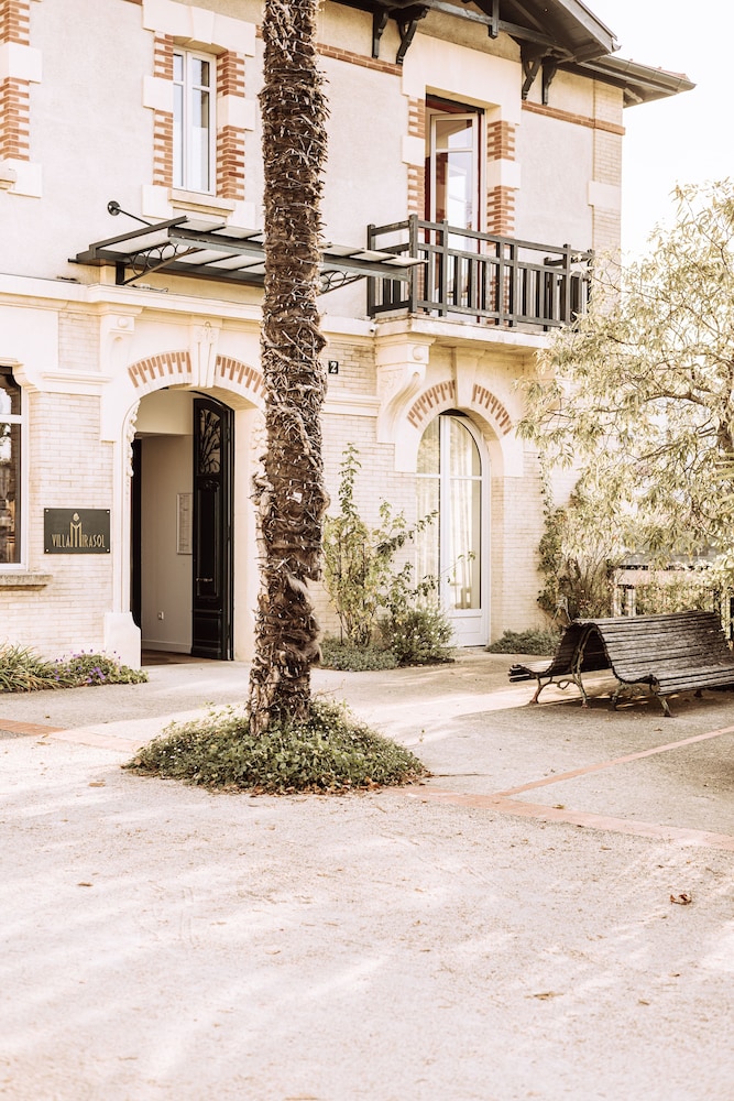 VILLA MIRASOL 35/41