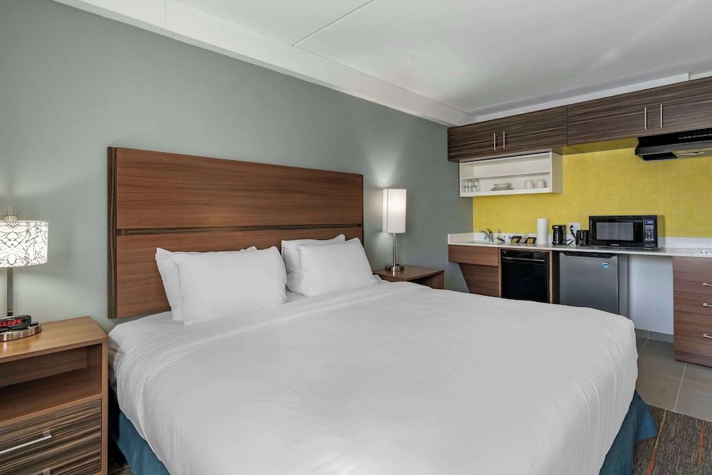 SUITE, KING BED, ACCESSIBLE