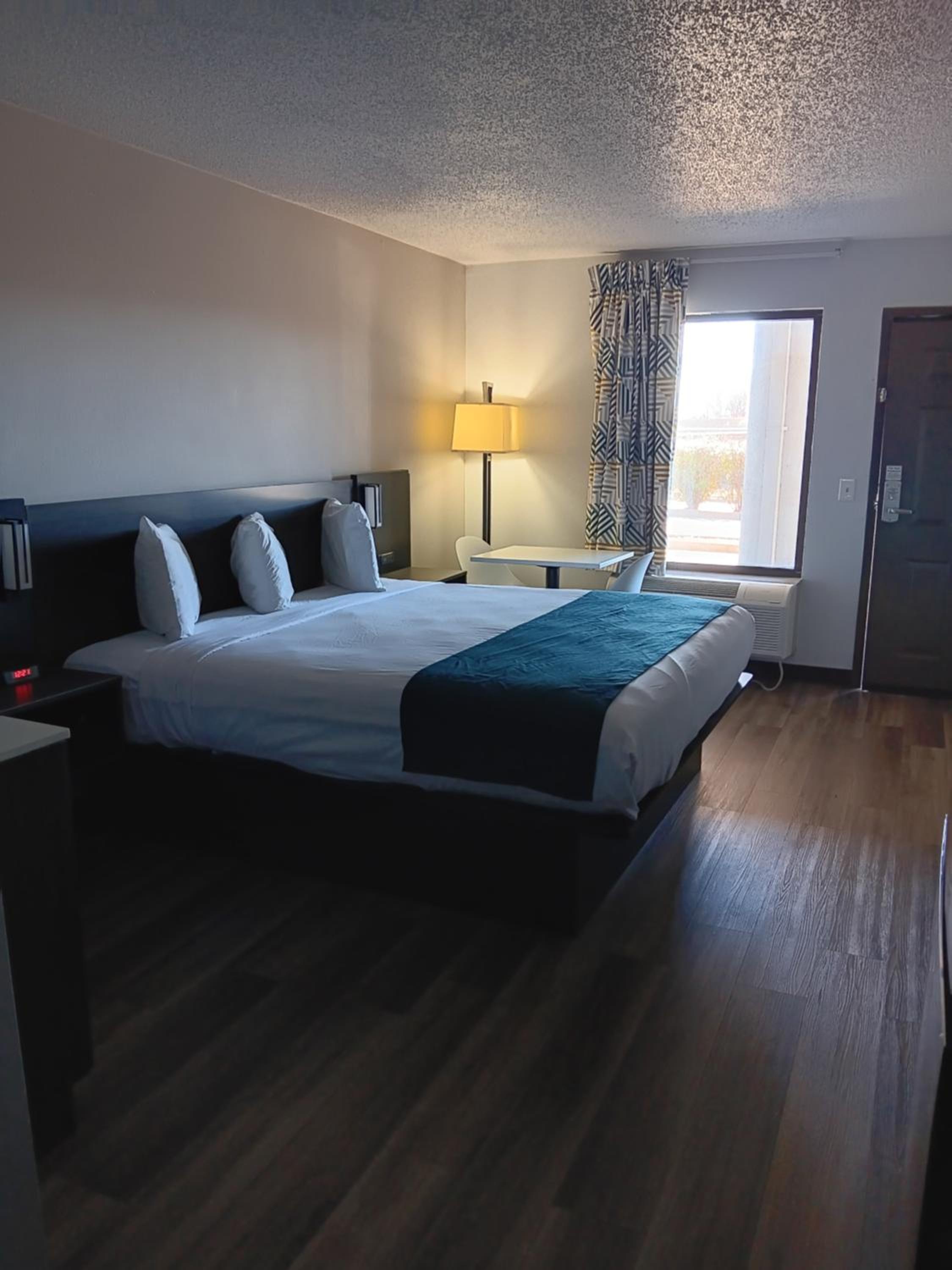 ROOM, QUEEN BED, ACCESSIBLE