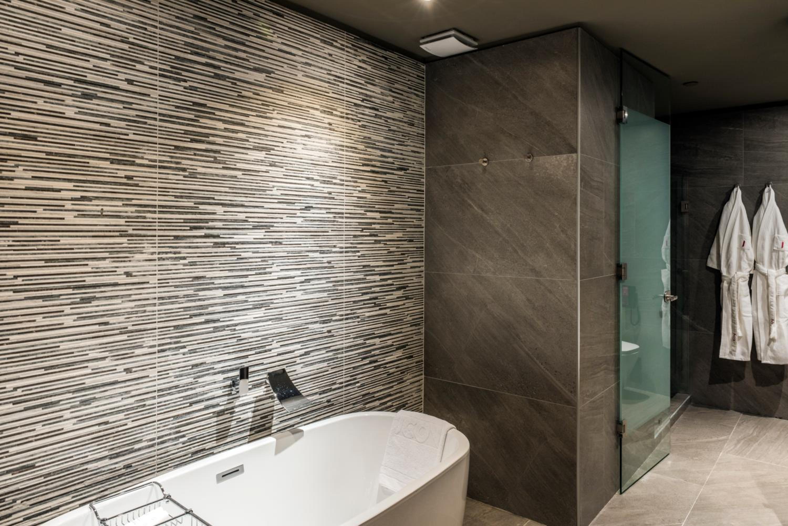 جناح سوبيريور بسرير كينج، ICON HOTEL 2/2