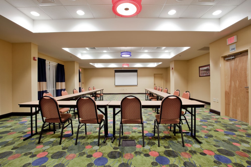 Holiday Inn Express Hotel and Suites Raleigh Sw Nc State 60/80