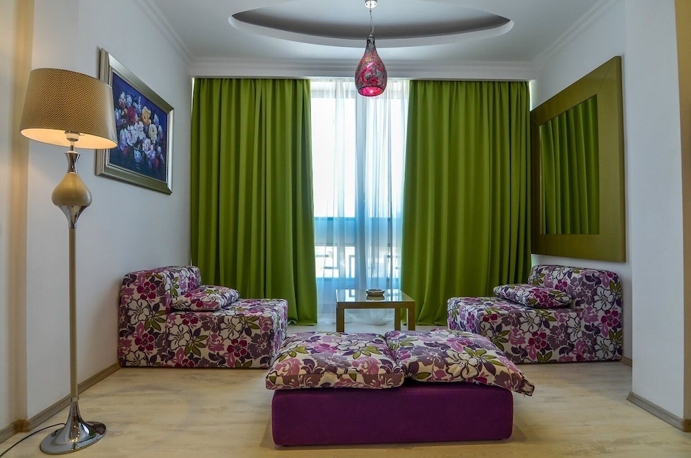 Phoenicia Luxury 27/55