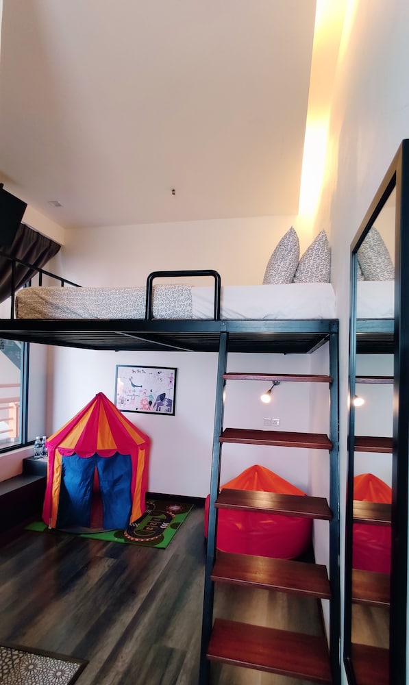 Roomies Suites 19/22