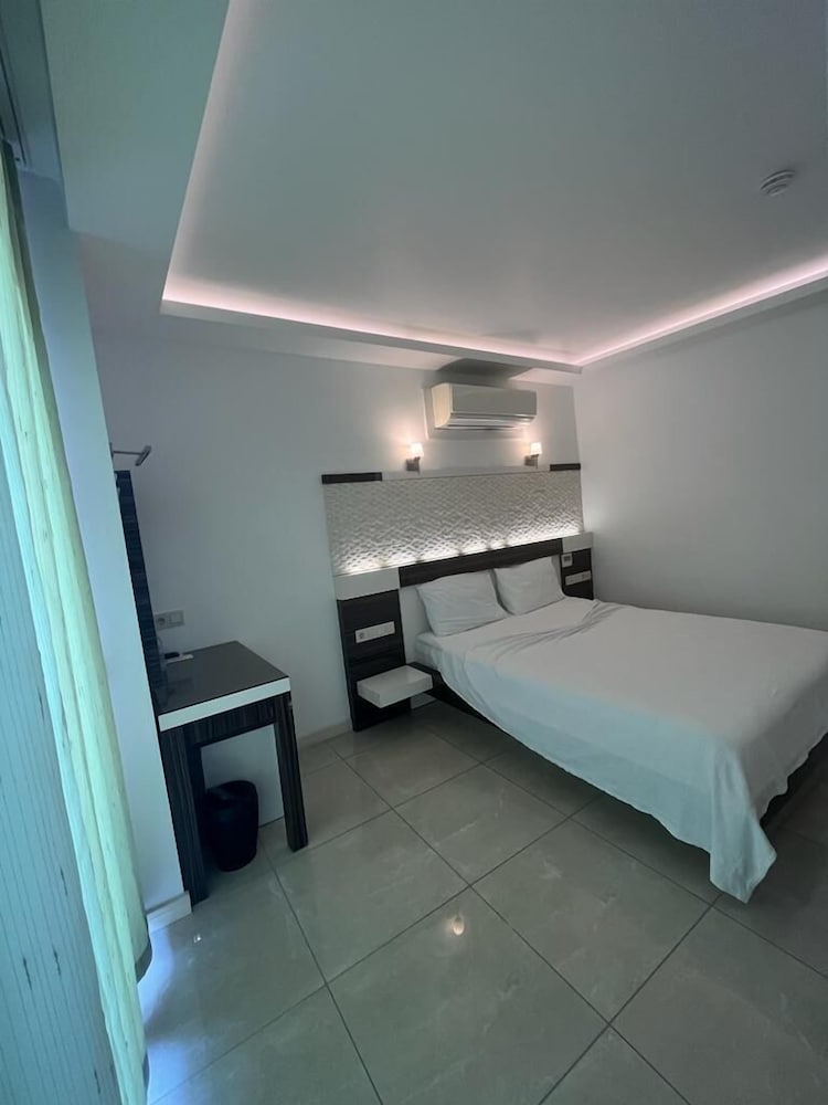 ROOM, DOUBLE BED, PARTIAL SEA VIEW