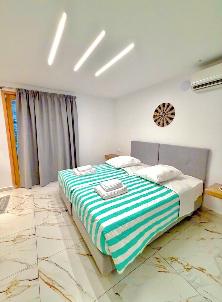 Premium, Twin Beds, Lateral Side Sea View