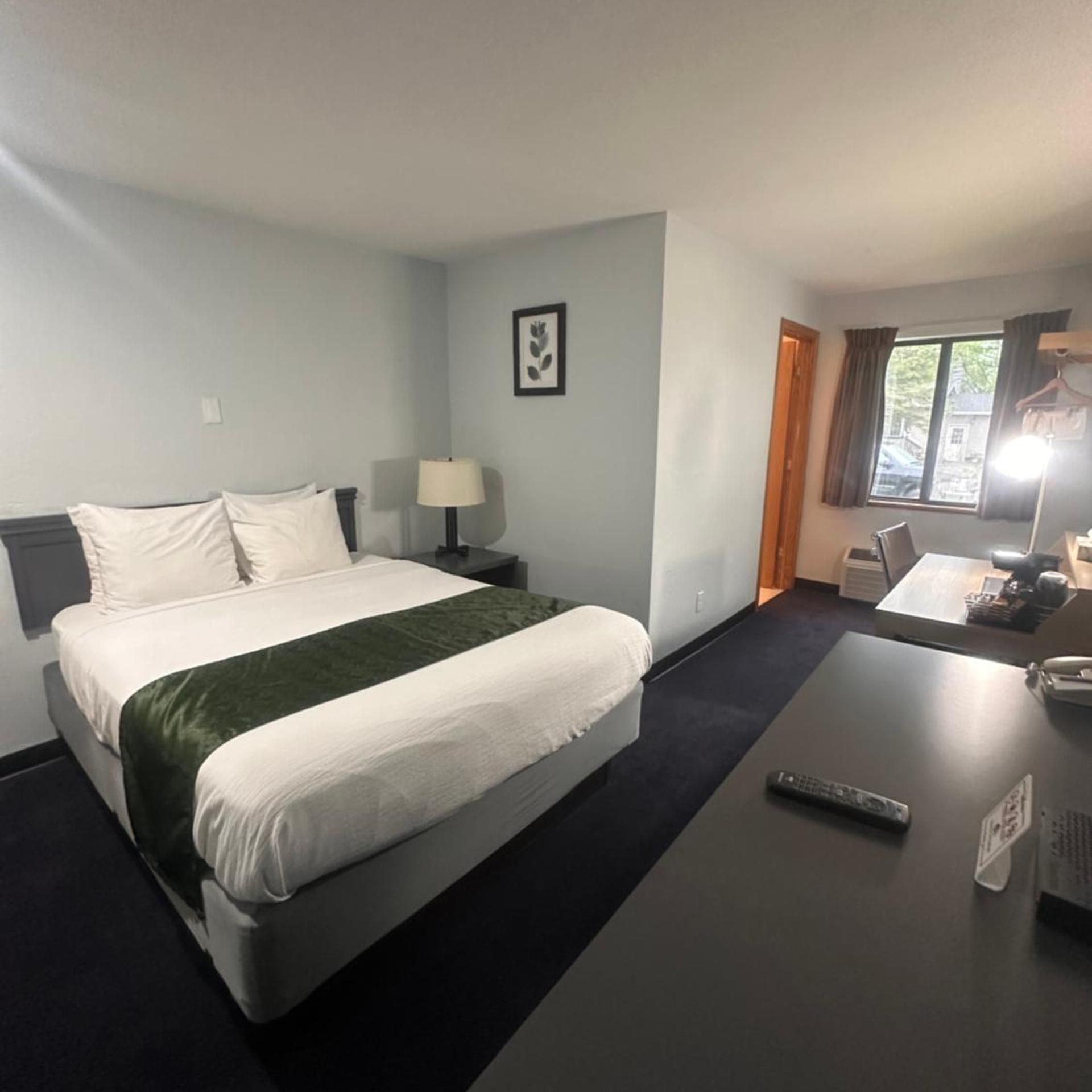 غرفة بسرير كوين، Pictured Rocks Inn & Suites 2/7