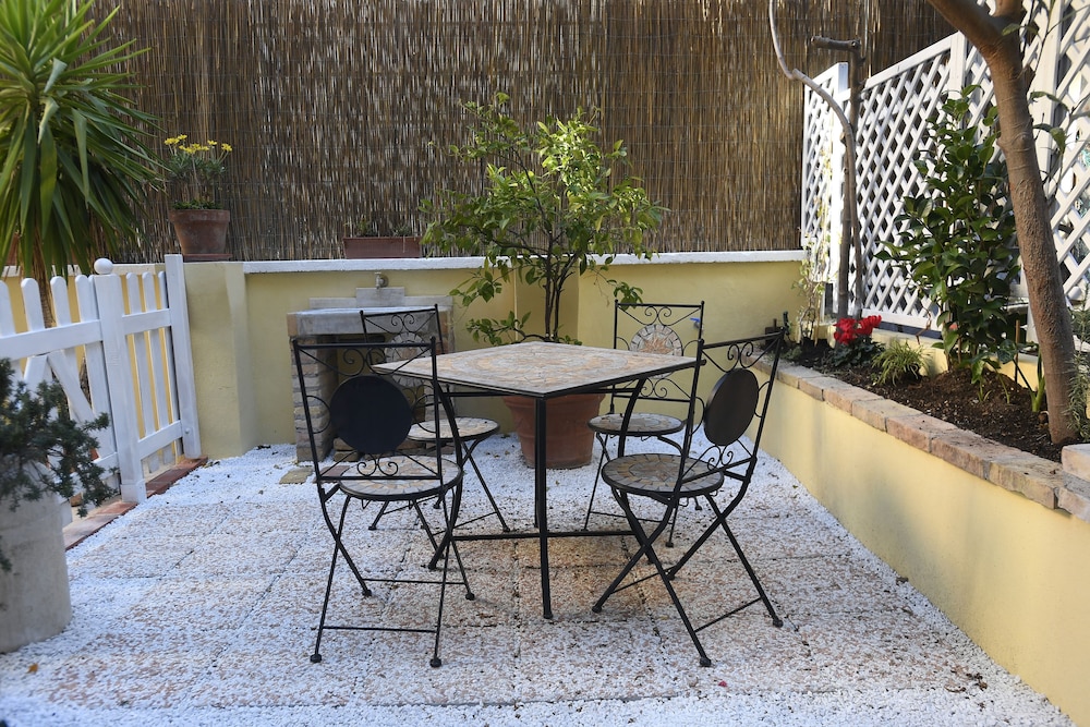 Santi Quattro Apartment & Rooms - Colosseo 35/49