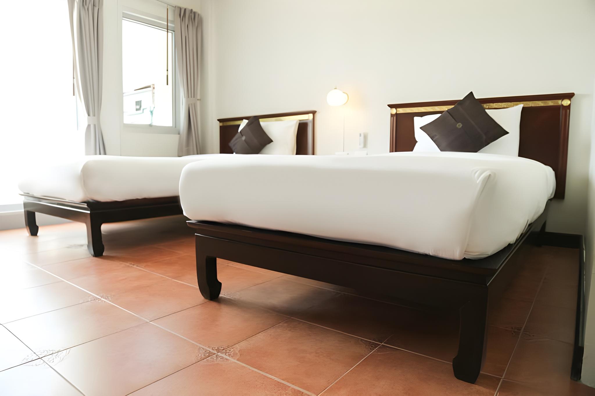 غرفة قياسية بسرير مزدوج وسريرين منفصلين، Hotel de Karon 2/2