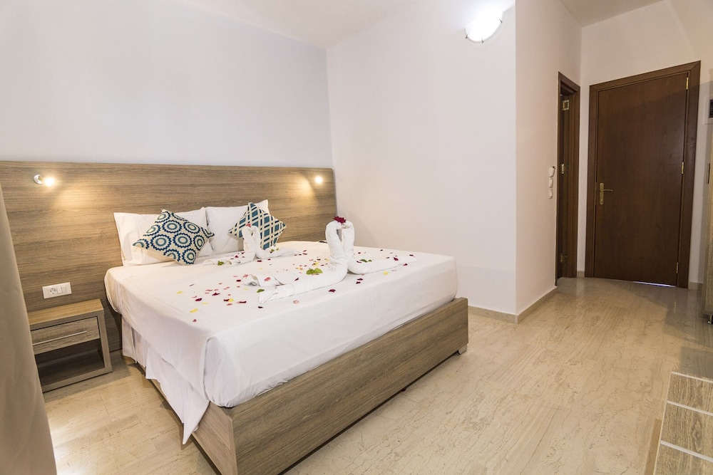 DELUXE, DOUBLE OR TWIN BED
