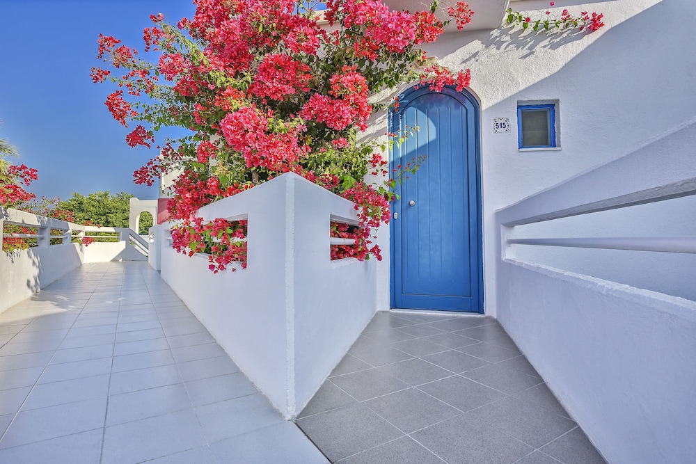 Alex Beach Hotel Bungalows 12/32