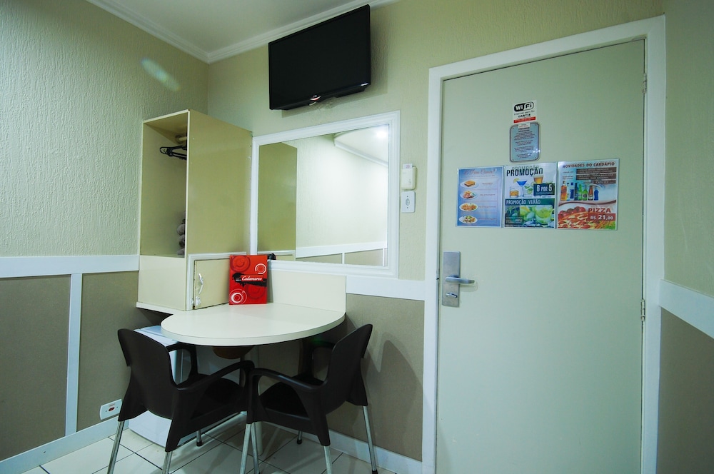 Calamares Hotel 40/49