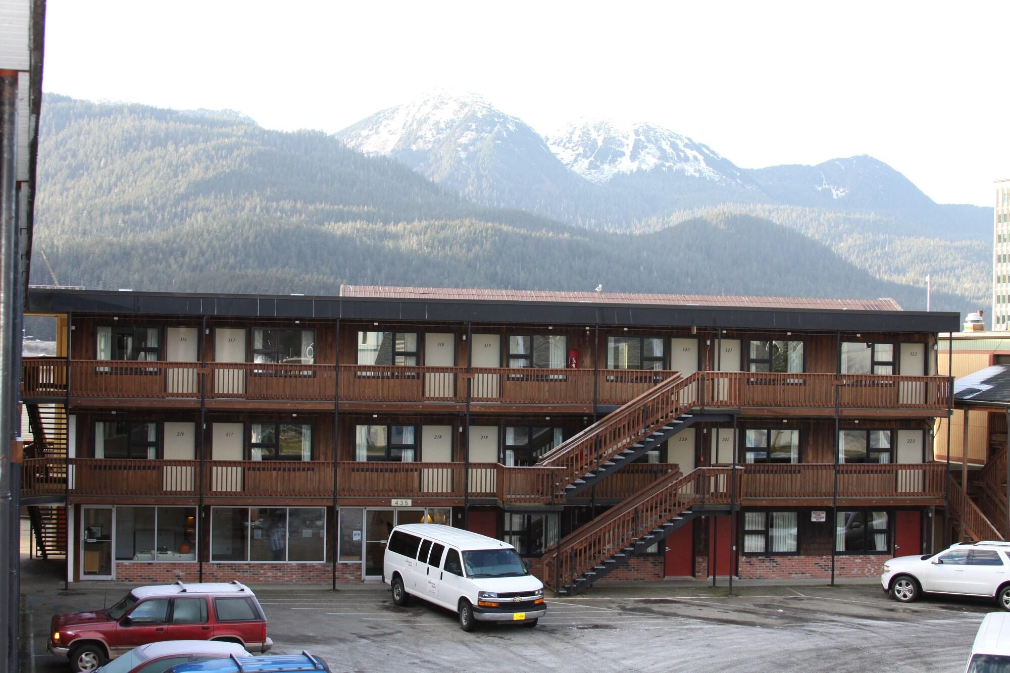 The Driftwood Hotel 3/30
