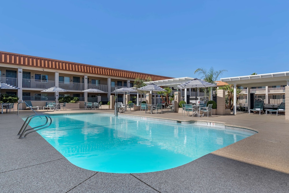Best Western Plus Hilltop Inn 3/52
