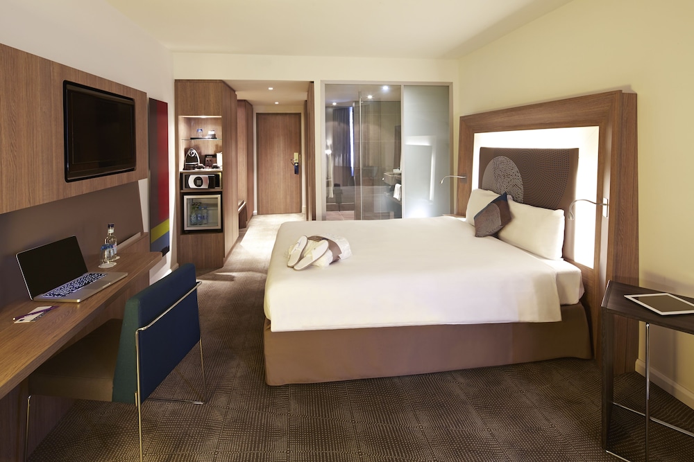 Novotel London Brentford 33/79