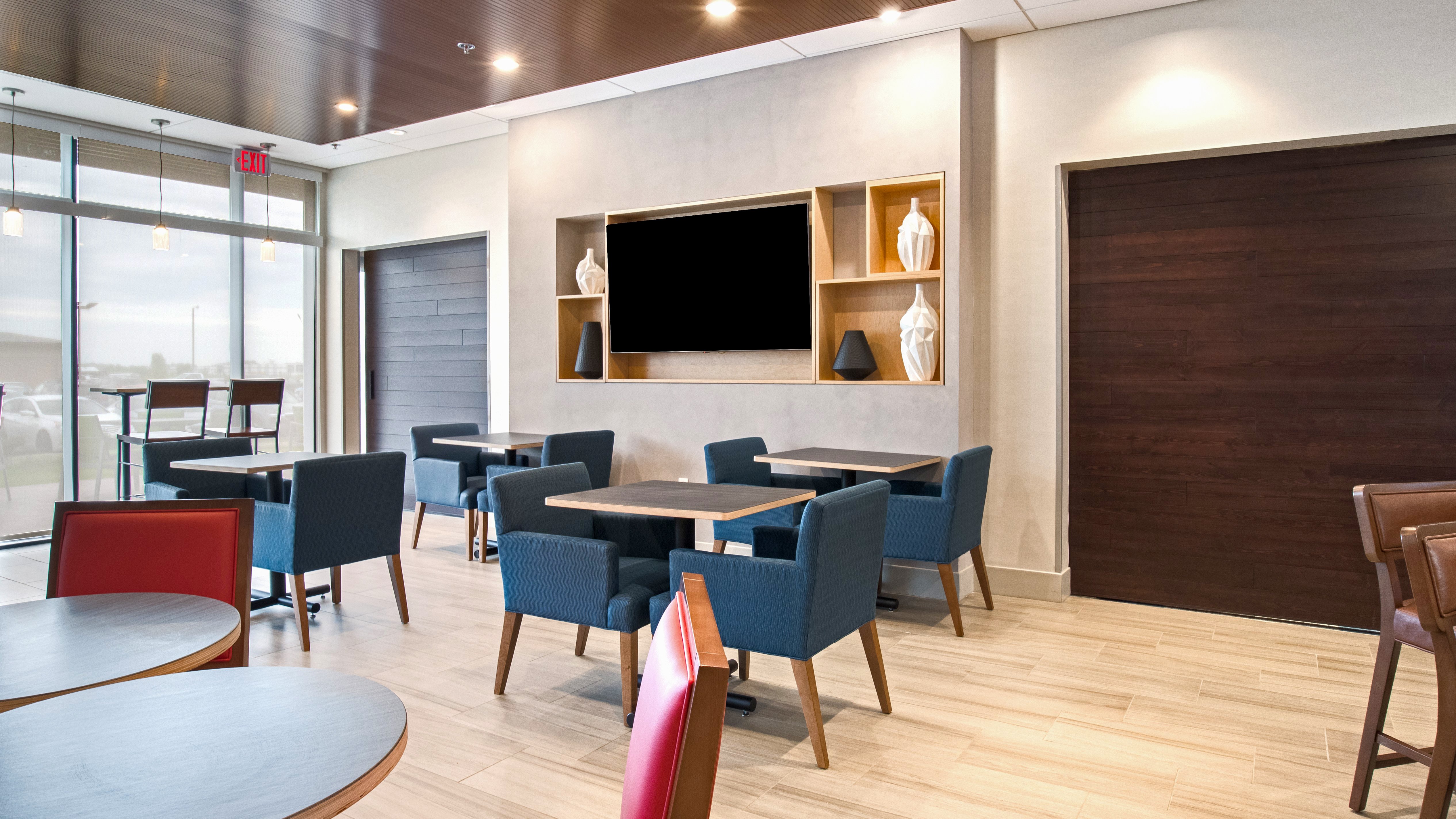 Holiday Inn Express Suites Racine 51/63