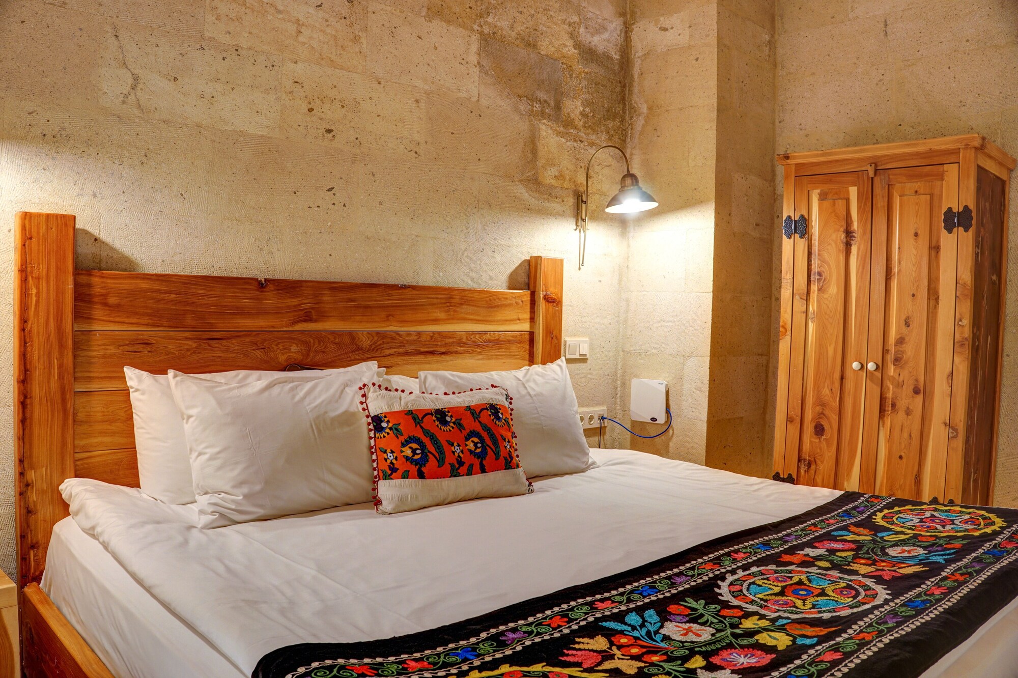SUITE, KING BED, NO BALCONY