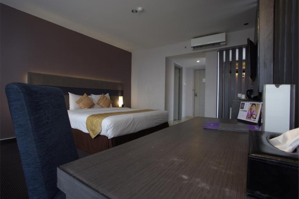 SUPERIOR, QUEEN BED