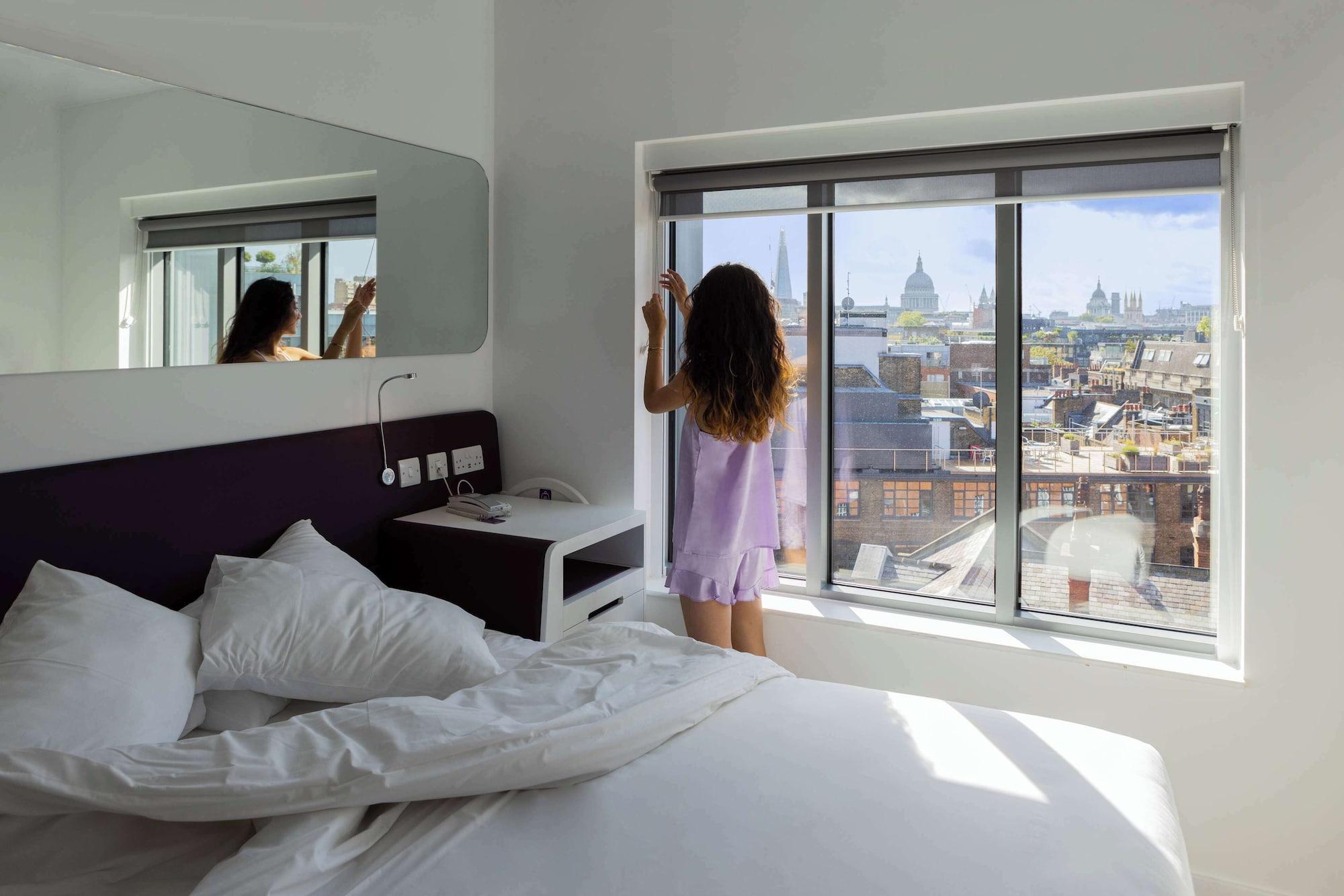 غرفة بريميوم بسرير مزدوج بإطلالة على المدينة، YOTEL London City, Select by Hilton 3/5