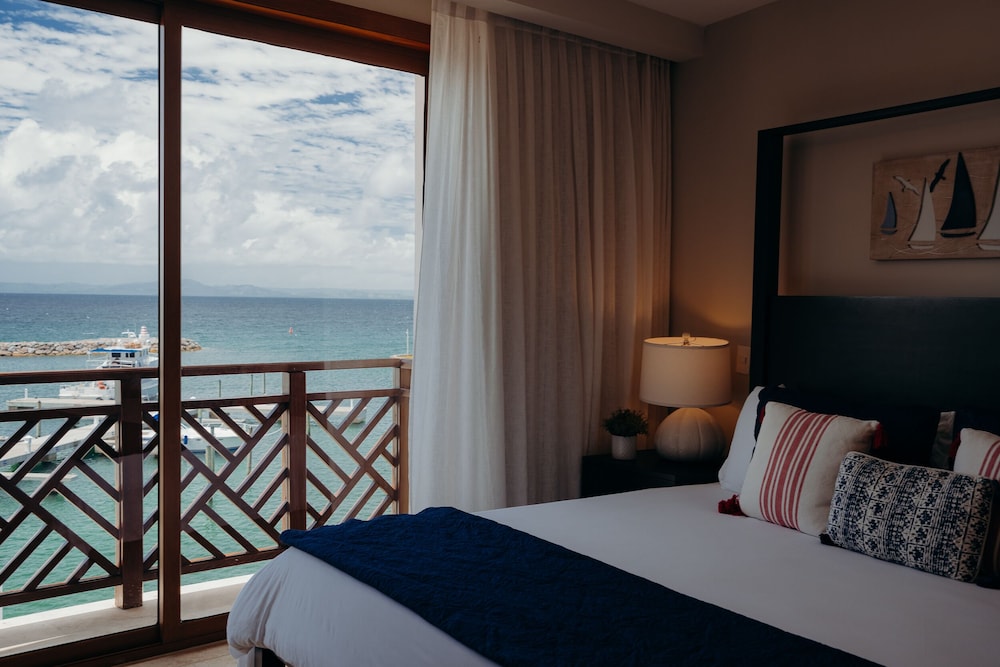 جناح ديلوكس بسرير كوين بإطلالة على البحر بغرفة نوم واحدة مع أريكة بمطبخ صغير، The Bannister Hotel and Yacht Club 4/5