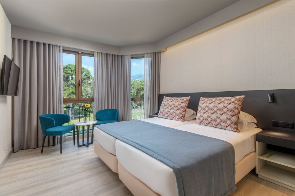 Room, Twin Beds, Garden View