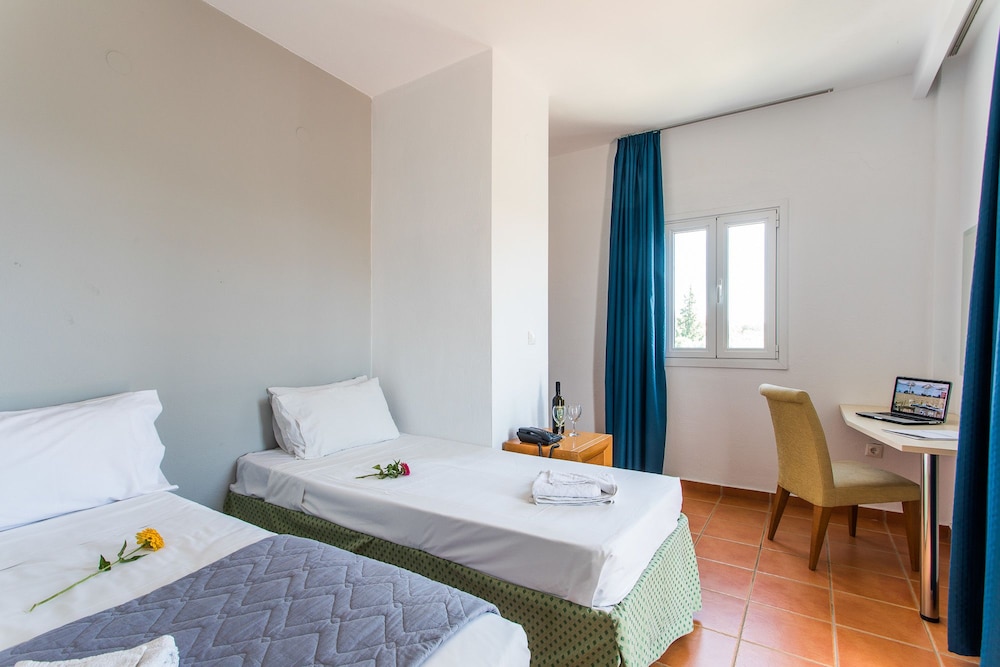 CORAL BLUE BEACH HOTEL 28/78