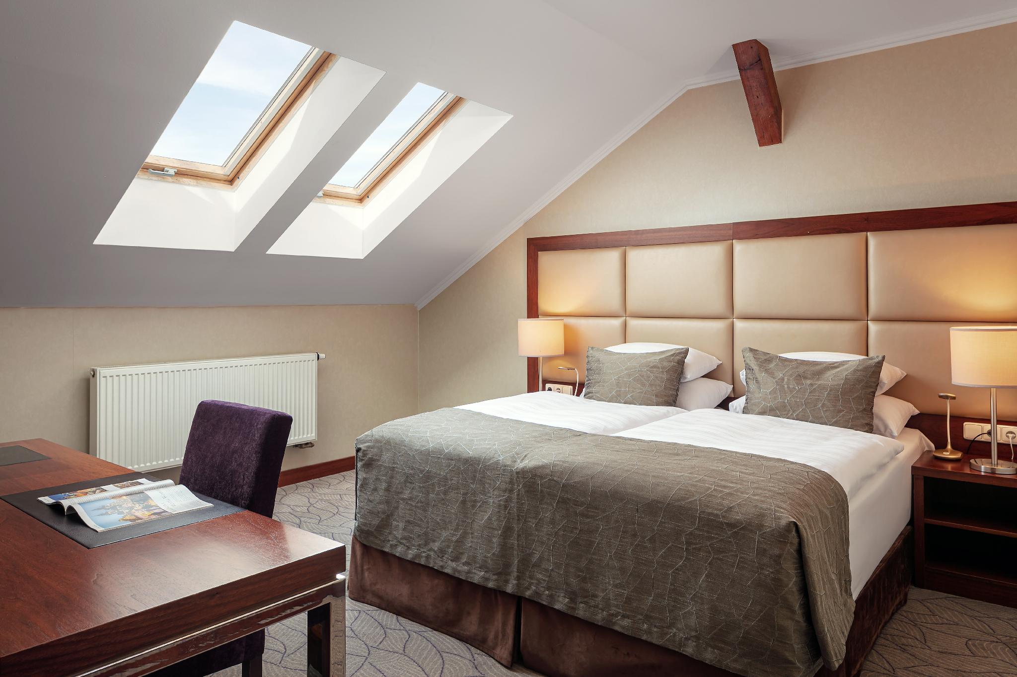 Standard, King Bed, Queen Bed, Attic