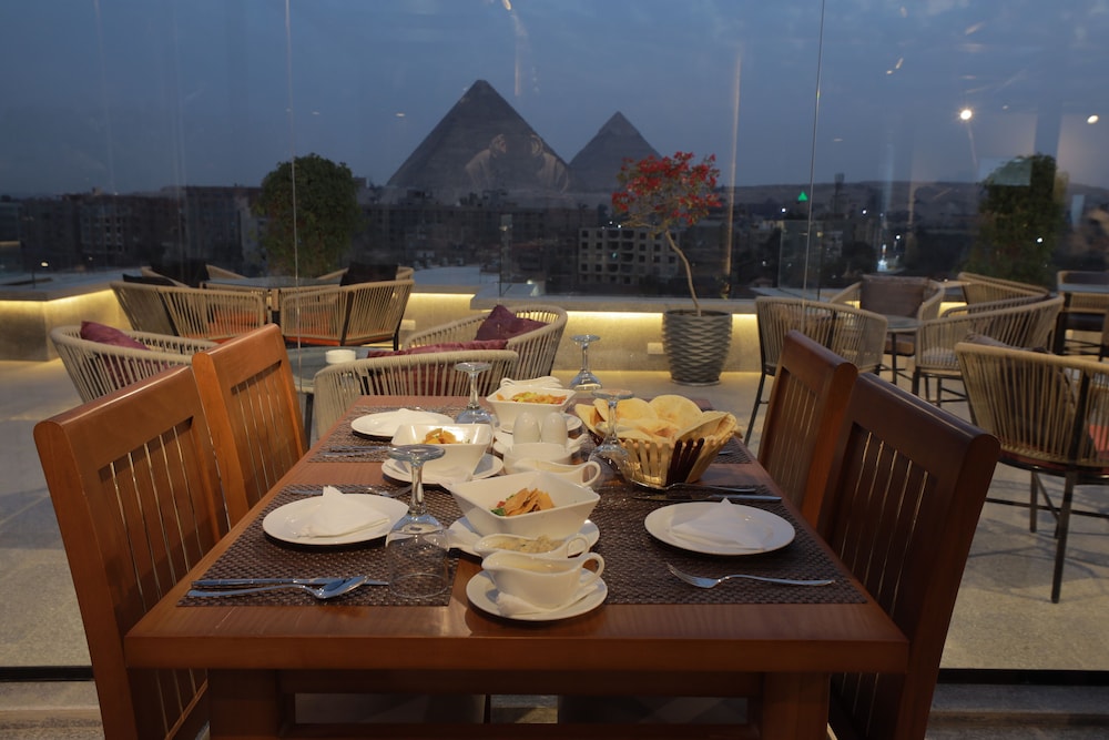 Pyramid Front Hotel 46/66