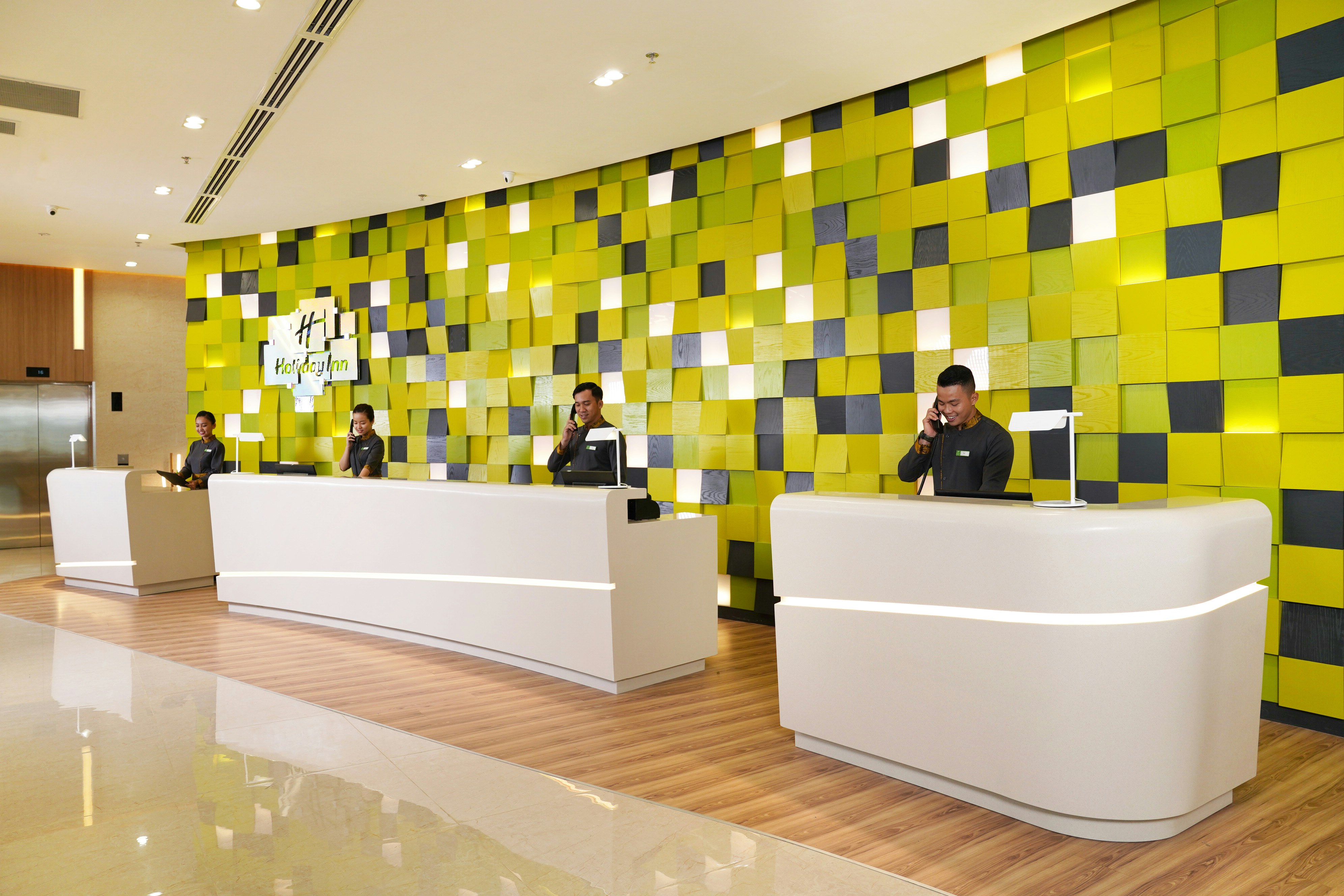 Holiday Inn & Suites Saigon Airport 6/50