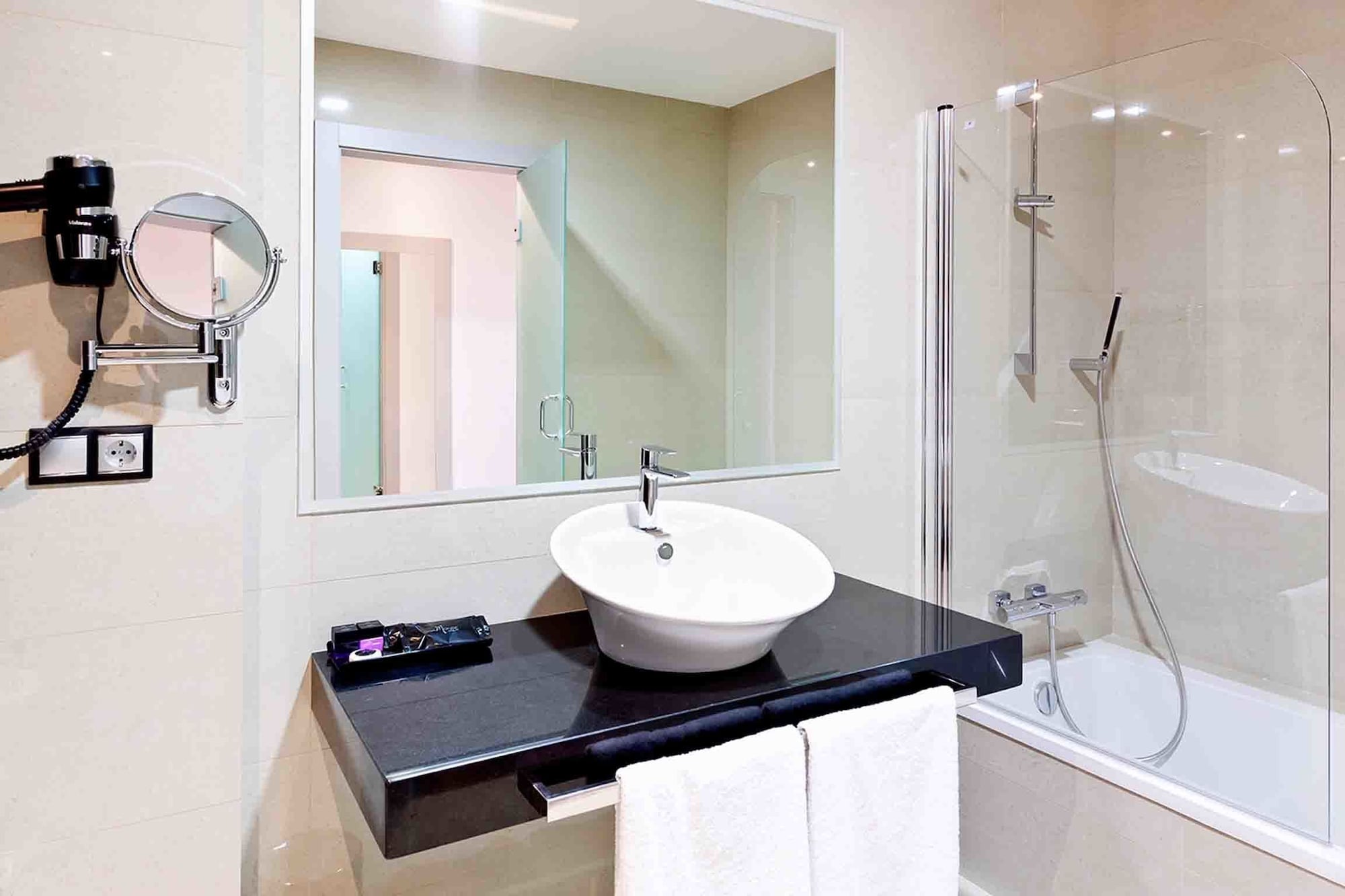 Superior, Twin Beds, Lagoon View، Dna Monse Spa Golf Hotel 2/3